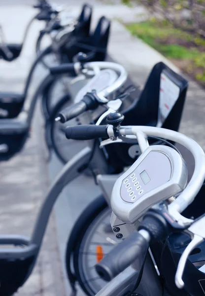 Leihfahrrad-Abholstation in der Stadtstraße — Stockfoto