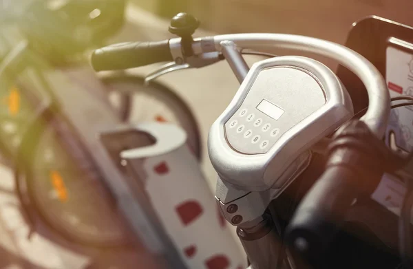 Leihfahrrad-Abholstation in der Stadtstraße — Stockfoto