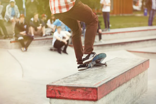 Patenci skatepark bir çıkıntının üzerinde taşlama — Stok fotoğraf