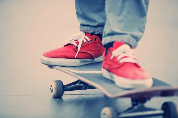 Patinador montando um skate — Fotografia de Stock