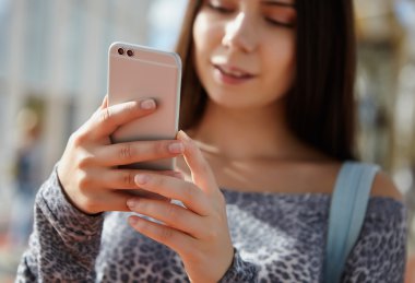 Modern çift kameralı akıllı telefon kullanarak sevimli beyaz kız