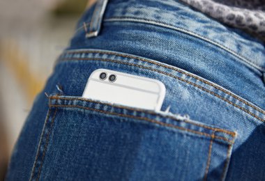 Kot pantolon cebinde modern çift kamera akıllı telefon