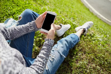 Modern akıllı telefon kullanarak kız