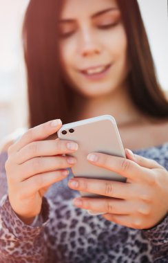 Genç oldukça modern çift kamera akıllı telefon kullanarak model