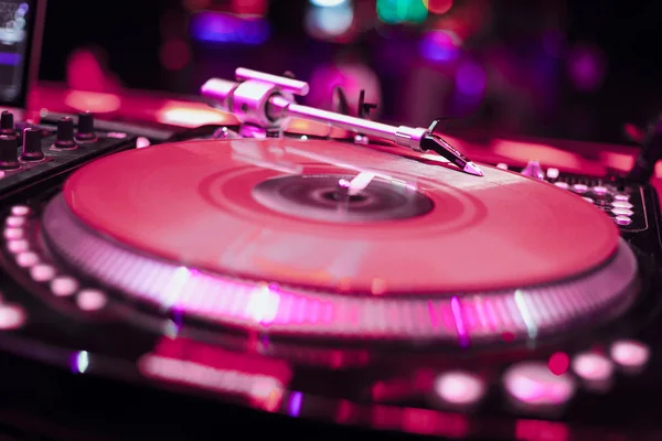 Professionele draaitafel met vinyl muziek record in club — Stockfoto