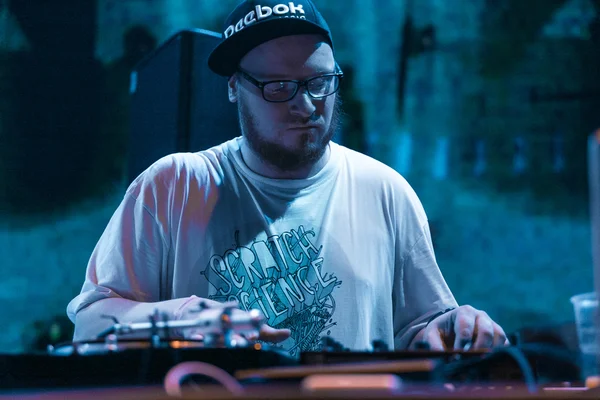 Hip hop DJ arranhando disco de vinil na plataforma giratória — Fotografia de Stock