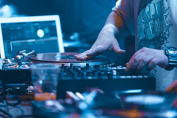 Hip hop DJ rayando disco de vinilo en el tocadiscos —  Fotos de Stock
