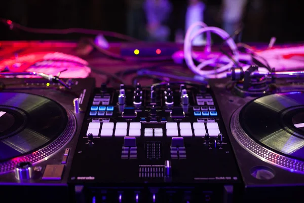 Draaitafels en Dj sound mixing controller op het podium — Stockfoto