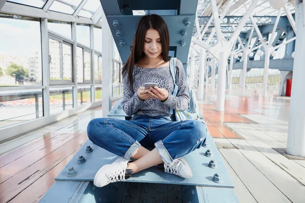 Büyük gümüş modern akıllı telefon kullanan esmer genç kız — Stok fotoğraf