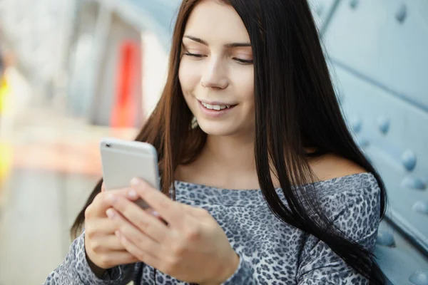 Brunette girl using big modern smart phone — Stock Photo, Image
