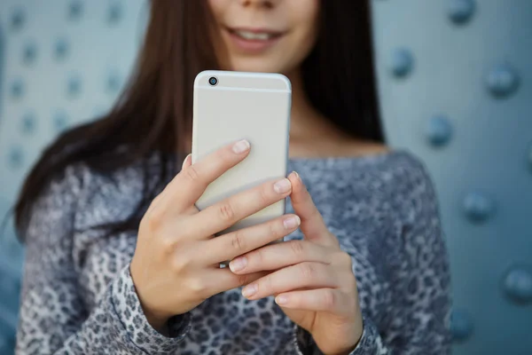 Chica tomando fotos con gran teléfono inteligente de plata — Foto de Stock