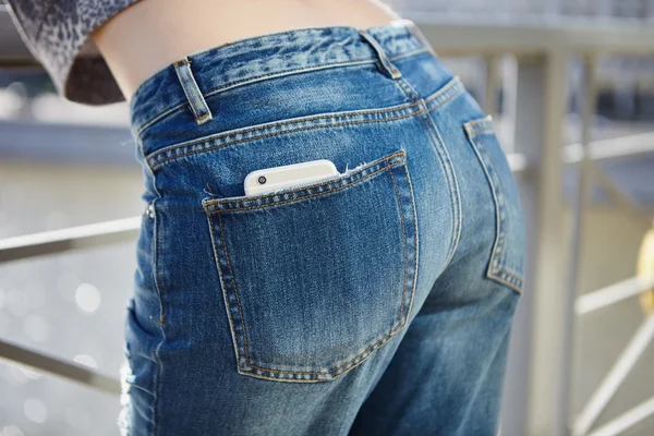Kot cebinde modern büyük gümüş akıllı telefon — Stok fotoğraf