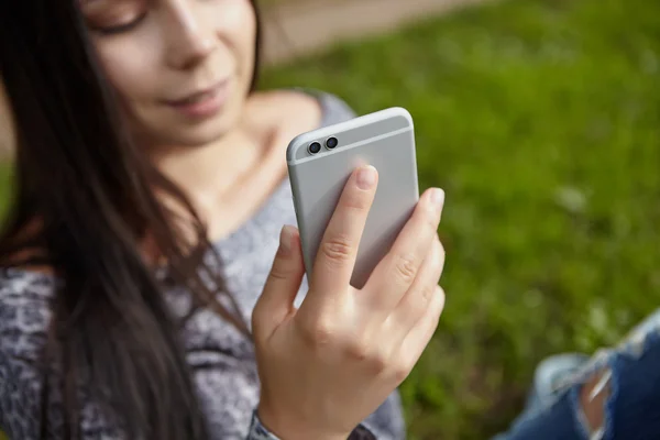 Chica blanca usando el teléfono inteligente moderno de doble cámara — Foto de Stock