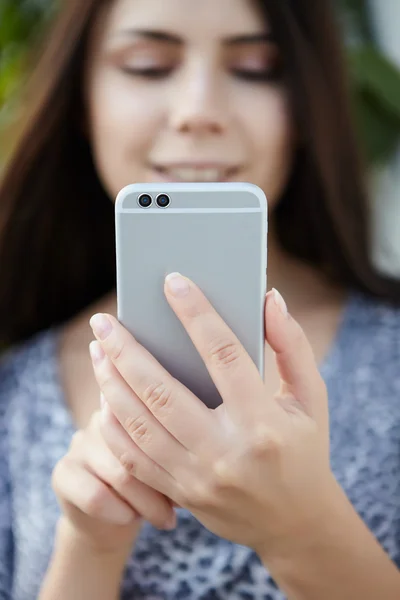 Chica tomando fotos con la cámara dual moderna teléfono inteligente —  Fotos de Stock