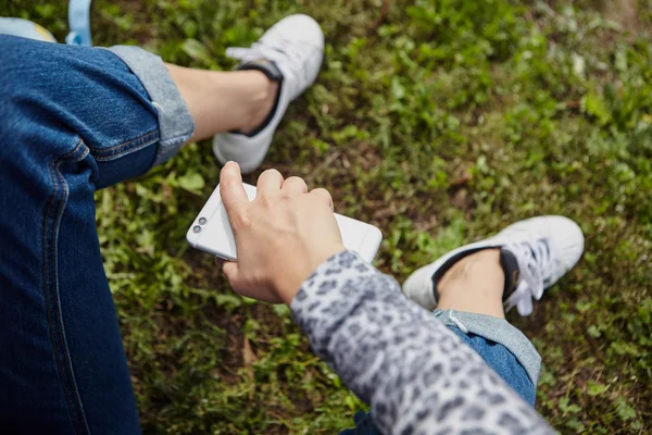 Flicka som använder modern Smart Phone — Stockfoto