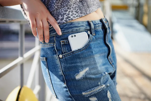 Kot pantolon cebinde modern çift kamera akıllı telefon — Stok fotoğraf