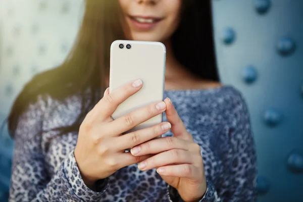 Chica tomando fotos con la cámara dual moderna teléfono inteligente —  Fotos de Stock