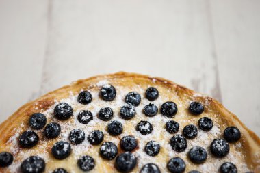 Ahşap yüzeyde makro ev yapımı yaban mersini pasta