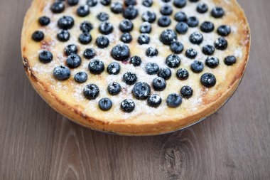 Ahşap yüzeyde makro ev yapımı yaban mersini pasta