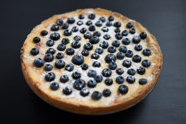 Ahşap yüzeyde makro ev yapımı yaban mersini pasta