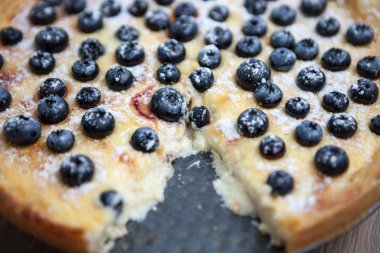 Ahşap yüzeyde makro ev yapımı yaban mersini pasta