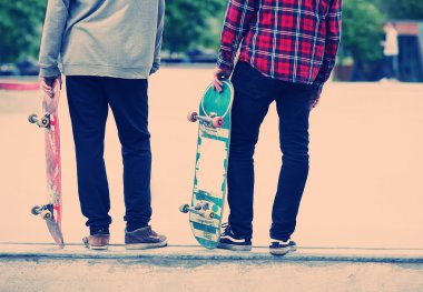 Patenci çocuklar bir rampa skate Park üzerinde duran