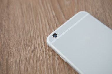 Ahşap yüzeyde yeni trendy cep telefonu