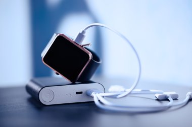 Power bank enerji ile akıllı saat şarj