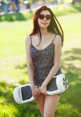 Parkta elektrikli mini hover board scooter ile Kız