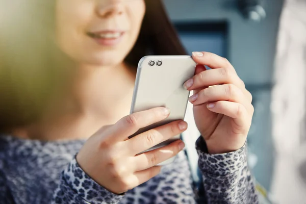 Χαριτωμένο λευκό κορίτσι χρησιμοποιώντας σύγχρονη διπλή φωτογραφική μηχανή έξυπνο τηλέφωνο — Φωτογραφία Αρχείου