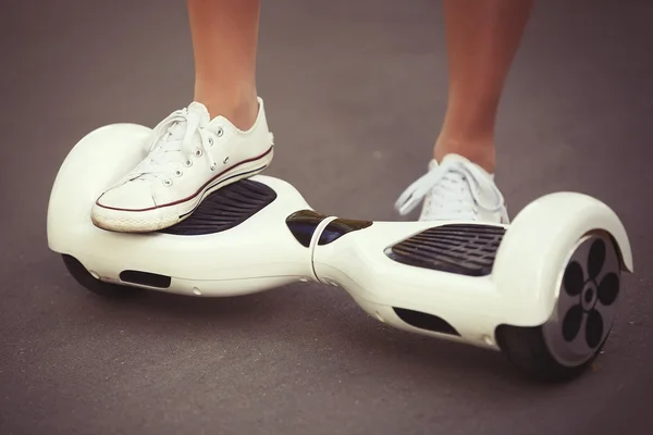 Picioare de fată de echitatie electrice mini hoverboard scuter — Fotografie, imagine de stoc