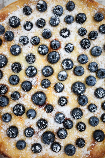 Macro zelfgemaakte Blueberry Pie op houten oppervlak — Stockfoto
