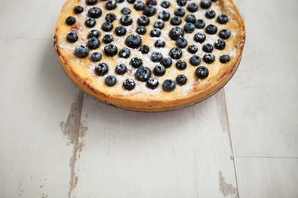 木表面上的宏自制蓝莓派 — 图库照片