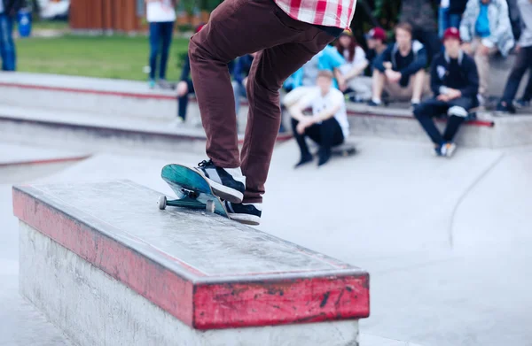 Broyage patineur sur une corniche dans un skatepark — Photo