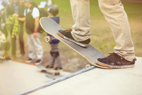 Korcsolyázó a gördeszka állva Skate Park beton rámpa — Stock Fotó