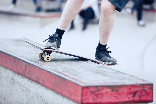 Korcsolyázó csiszolás a párkányon a skatepark — Stock Fotó