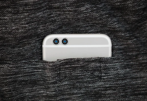 Nuevo teléfono inteligente de doble cámara en el bolsillo —  Fotos de Stock