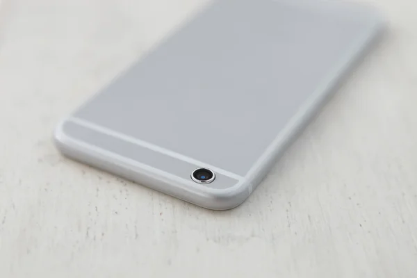 Новий популярний смартфон на білому тлі — стокове фото