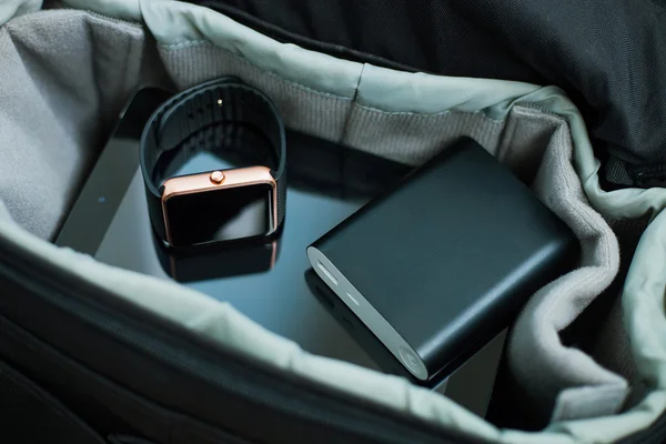 Orologio da polso intelligente e caricabatterie powerbank in borsa da viaggio — Foto Stock