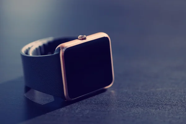 Smartwatch liegt auf Tisch mit Kopierraum — Stockfoto