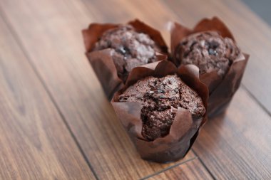 Ahşap masada üç lezzetli çikolatalı kekler