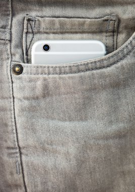 Kot pantolon cebinde modern smartphone