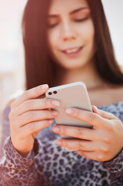 Genç oldukça modern çift kamera akıllı telefon kullanarak model