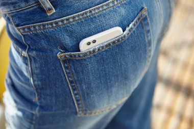 Kot pantolon cebinde modern çift kamera akıllı telefon