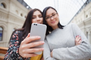 Çift kameralı akıllı cep telefonuyla selfie çeken kız