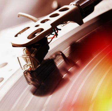 Vinil rekor müzik ile oynarken pikap