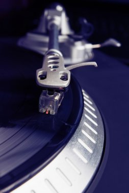 Vinil rekor müzik ile oynarken pikap