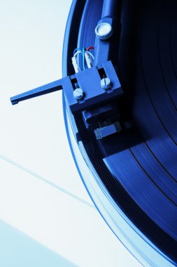 Vinil rekor müzik ile oynarken pikap