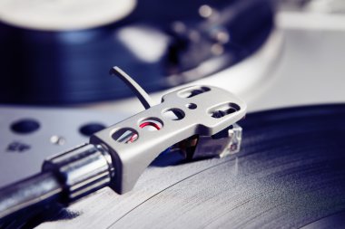 Vinil rekor müzik ile oynarken pikap