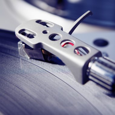 Vinil rekor müzik ile oynarken pikap